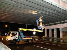 Controlli in un cavalcavia lungo l’autostrada fra Portogruaro e San Donà