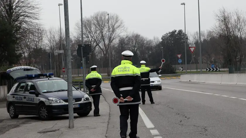 Vigili impegnati in controlli sulla strada