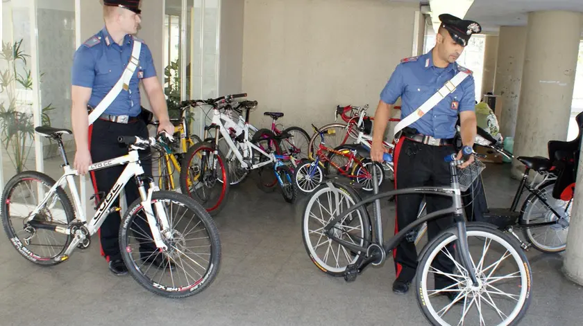 Le immagini dI alcune delle 19 biciclette sequestrate dai Carabinieri di Torino, che fanno parte della refurtiva di una banda di sei giovani, tutti maggiorenni e residenti in provincia di Torino che per mesi ha fatto razzia nei negozi di Piemonte e Liguria prima di essere arrestata. Oggi 21 settembre. ANSA / FOTO CONCESSE DAI CARABINIERI DI TORINO