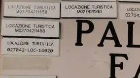 i campanelli di un palazzo mestrino pieno di targhette che mostrano locazioni turistiche