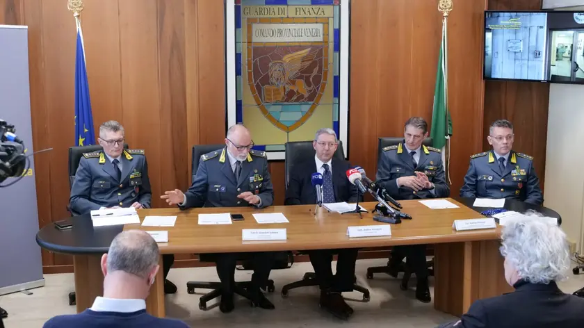 La conferenza stampa di presentazione dell'operazione della Finanza (foto Agenzia Pòrcile)