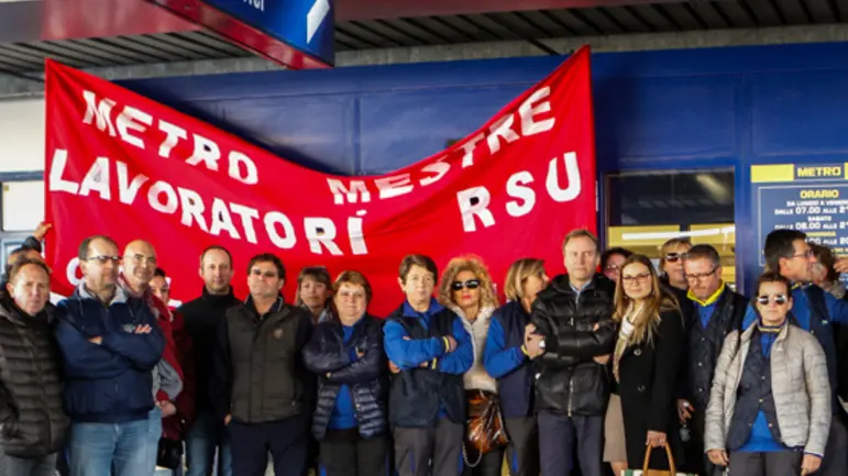 SCIOPERO DIPENDENTI DELLA METRO PER PROTESTARE CONTRO LA CHIUSURA DELLO STABILIMENTO A GENNAIO.