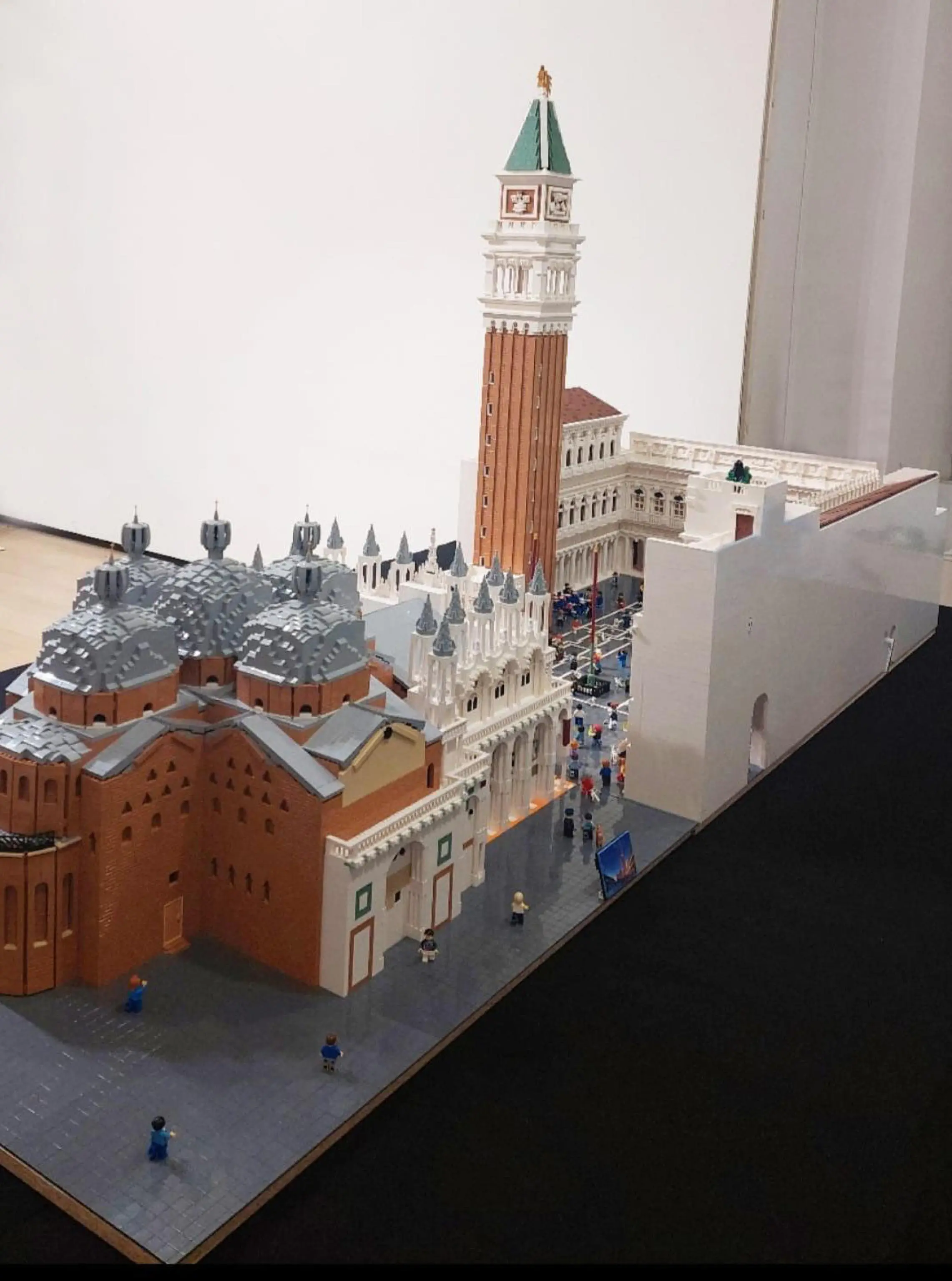 L'intera piazza San Marco riprodotta in mattoncini Lego. Il diorama sarà ospitato per circa due mesi al Museo Creature di gomma di Fabrizio Fontanella nel centro storico a Venezia, 12 marzo 2023. ANSA/ US MAURIZIO LAMPIS +++ ANSA PROVIDES ACCESS TO THIS HANDOUT PHOTO TO BE USED SOLELY TO ILLUSTRATE NEWS REPORTING OR COMMENTARY ON THE FACTS OR EVENTS DEPICTED IN THIS IMAGE; NO ARCHIVING; NO LICENSING +++ NPK +++