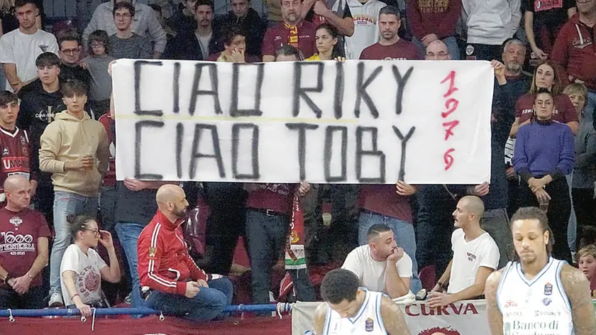 Lo striscione apparso al Taliercio durante la partita della Reyer in ricordo di Tobia e Riccardo morto la vigilia di Natale in un incidente stradale