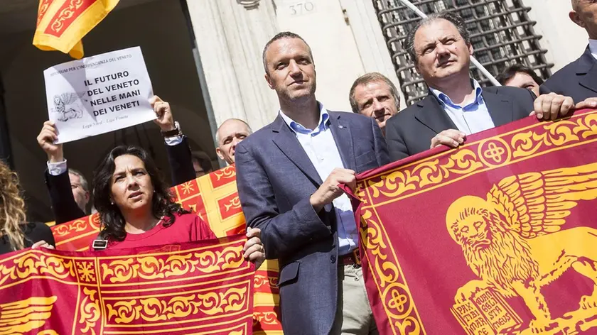 Foto Roberto Monaldo / LaPresse.17-09-2014 Roma.Politica.Manifestazione dei parlamentari Lega Nord per l'indipendenza del Veneto.Nella foto Un momento della manifestazione a p.zza Montecitorio e davanti a Palazzo Chigi alla quale ha partecipato anche Flavio Tosi..Photo Roberto Monaldo / LaPresse.17-09-2014 Rome (Italy).Demonstration by Lega Nord party for the Independence of Veneto.In the photo A moment of demonstration....