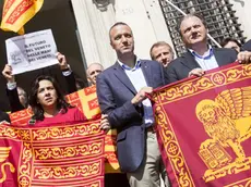 Foto Roberto Monaldo / LaPresse.17-09-2014 Roma.Politica.Manifestazione dei parlamentari Lega Nord per l'indipendenza del Veneto.Nella foto Un momento della manifestazione a p.zza Montecitorio e davanti a Palazzo Chigi alla quale ha partecipato anche Flavio Tosi..Photo Roberto Monaldo / LaPresse.17-09-2014 Rome (Italy).Demonstration by Lega Nord party for the Independence of Veneto.In the photo A moment of demonstration....