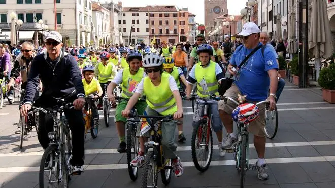 MION MESTRE 11/05/08 P.zza Ferretto, BIMBIBICI promosso dalla FIAB...© Bertolin M. - In alto la partenza di Bimbinbici da piazza Ferretto A sinistra alcuni bambini partecipanti In basso l'arrivo al parco