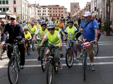 MION MESTRE 11/05/08 P.zza Ferretto, BIMBIBICI promosso dalla FIAB...© Bertolin M. - In alto la partenza di Bimbinbici da piazza Ferretto A sinistra alcuni bambini partecipanti In basso l'arrivo al parco