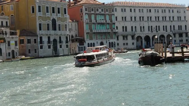 Agostini Interpress Venezia, 26.07.2007.- Curva del Canal Grande prima del Ponte di Rialto venendo da Piazzale Roma.-