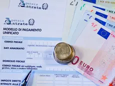 07/12/2012 Imu, tasse sulla casa, euro, moneta, soldi, modello di pagamento unificato, modello unico 740, spesa, crisi finanziaria ed economica.