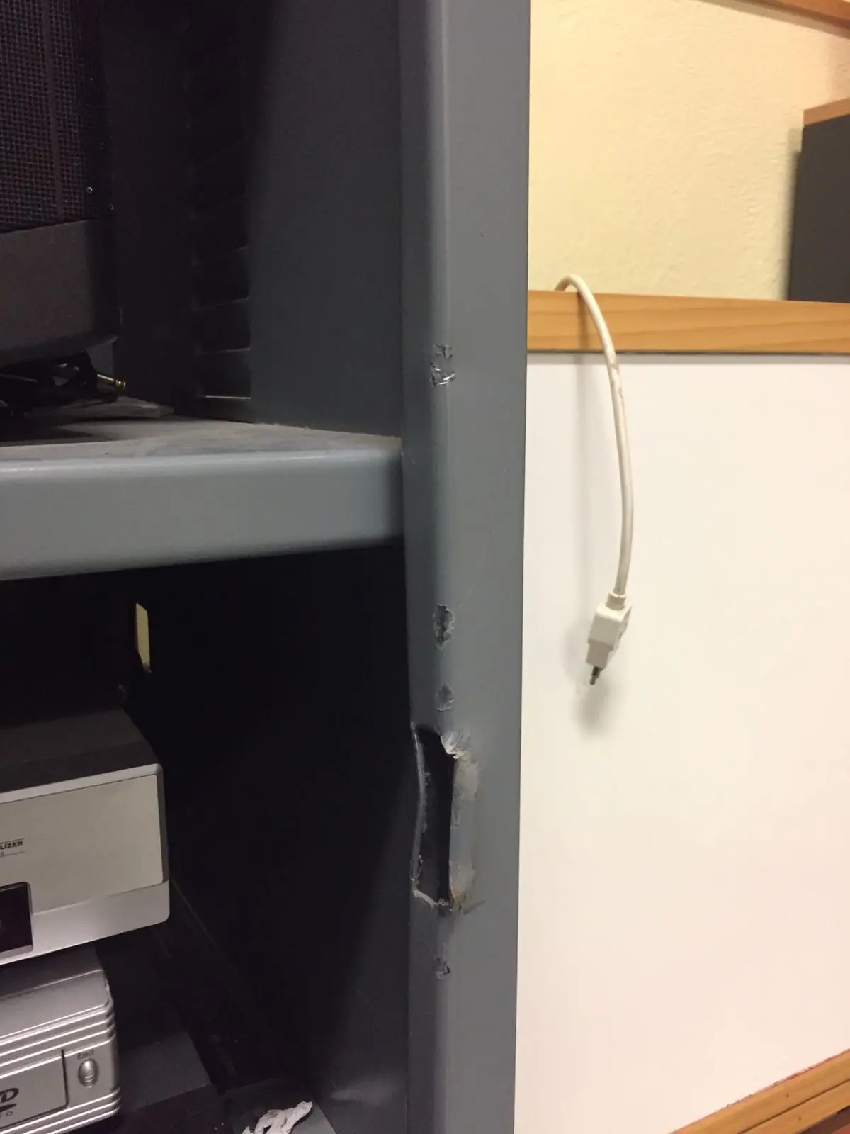 Le porte scassinate dai ladri alla media Pascoli di Portogruaro (foto Tommasella)