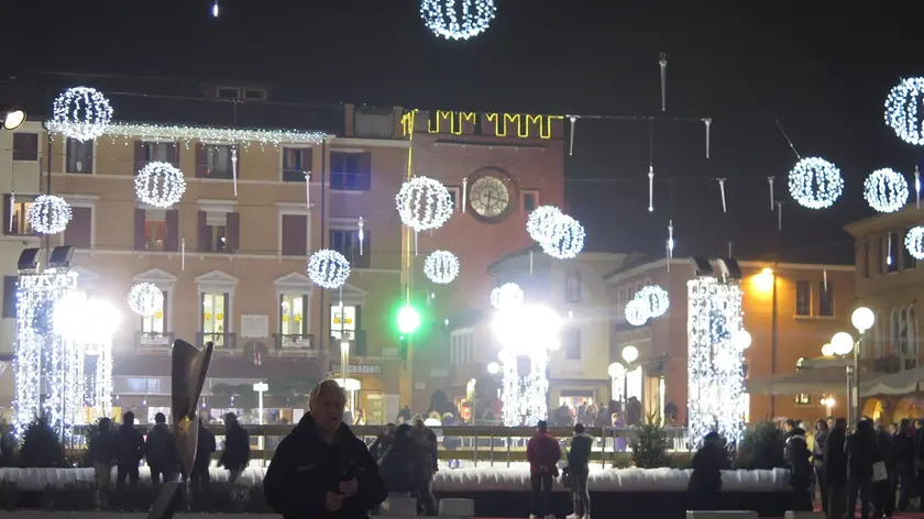 GIORNALISTA: Scattolin .AGENZIA FOTO: Candussi.LUOGO: piazza Ferretto.DESCRIZIONE: si inaugura la stagione natalizia con l'accensione delle luci in piazza Ferretto alla presenza del sindaco Brugnaro e del questore