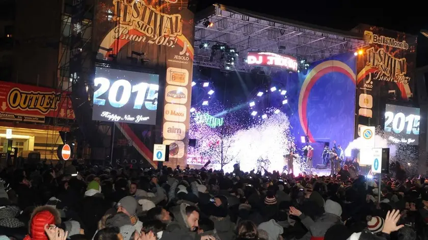 JESOLO - DINO TOMMASELLA - SCTTOLIN - CAPODANNO IN PIAZZA MAZZINI -