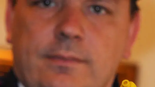20100423 - ROMA - CLJ- PANDOLFI INVESTITA DA PAPARAZZO: FOTOGRAFO IN STATO DI FERMO una carabniere mostra il lancia scariche elettriche e lo spray urticante sequestrato a Mauro Terranova, il paparazzo che ieri ha investito l'attrice Claudia Pandolfi a Roma, in piazza Vescovio, dandosi poi alla fuga. Le accuse a carico del fotografo sono di lesioni aggravate e porto abusivo d'armi (oltre all'attrezzatura fotografica l'uomo aveva con sŽ una pistola elettrica). Il paparazzo, denunciato anche per omissione di soccorso, si trova ora nel carcere di Regina Coeli. CLAUDIO PERI - ANSA- COC