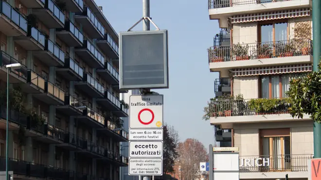 Cartelli ZTL e telecamere in via Pio X e Via San Rocco, Mestre.