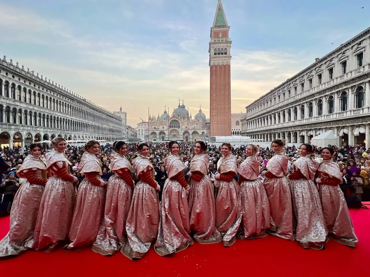 Diciotto giorni di festa che hanno portato il divertimento in tutte le "città di Venezia". Una pantegana galleggiante, cortei acquei, carri allegorici, spettacoli diffusi, rievocazioni storiche, la grazia delle 12 Marie e la magia del fuoco che incontra l’acqua all’Arsenale. Tutto questo è stato il Carnevale di Venezia 2024 “Ad Oriente. Il mirabolante viaggio di Marco Polo”, che oggi si è chiuso con il saluto da Piazza San Marco della Maria vincitrice del Carnevale 2024, Silvia Zecchin, la sfilata dei carri a Zelarino, l’ultimo spettacolo di “Terra Incognita”, nelle acque dell’Arsenale di Venezia, capace di immagare con il suo racconto ancestrale e le feste mascherate nei palazzi.