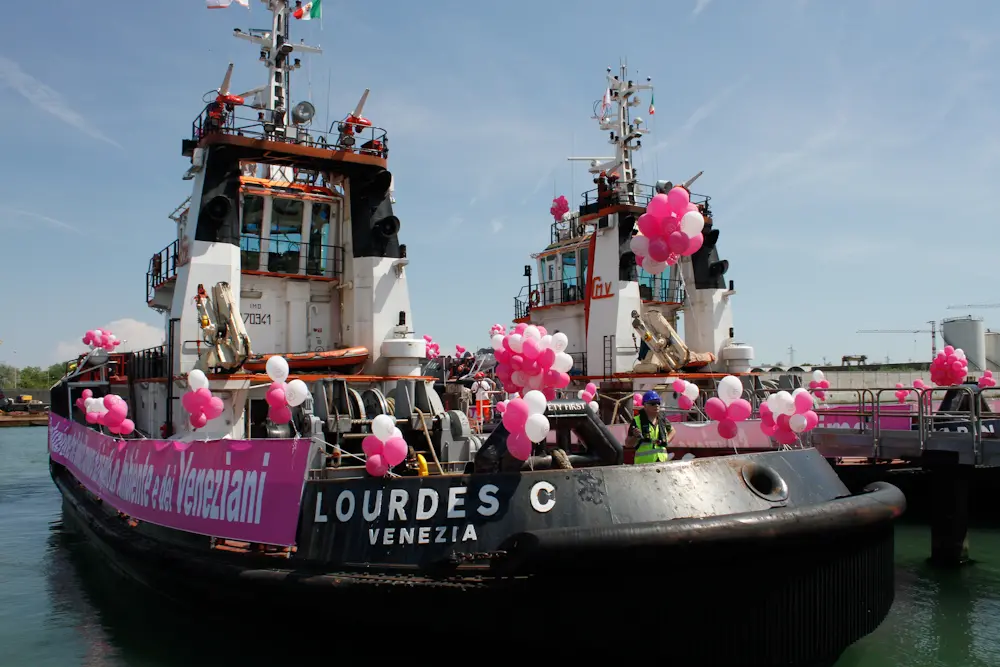 AGENZIA: Candussi. GIORNALISTA: Costa. DESCRIZIONE: manifestazione del candidato sindaco Luigi Brugnaro a bordo di 4 rimorchiatori, nella foto la partenza dal Canale Brentella, Marghera.