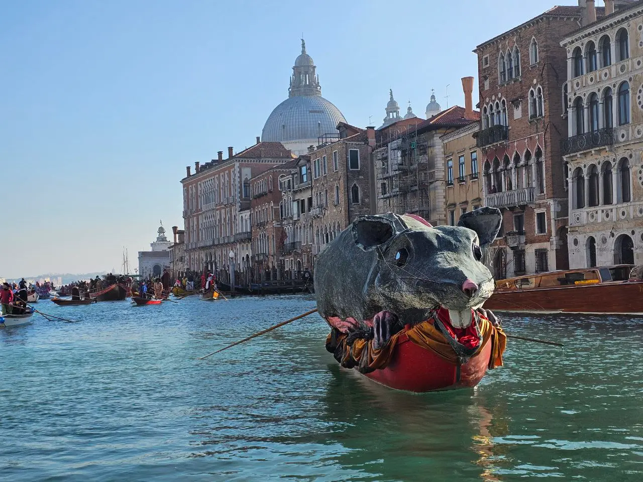 Diciotto giorni di festa che hanno portato il divertimento in tutte le "città di Venezia". Una pantegana galleggiante, cortei acquei, carri allegorici, spettacoli diffusi, rievocazioni storiche, la grazia delle 12 Marie e la magia del fuoco che incontra l’acqua all’Arsenale. Tutto questo è stato il Carnevale di Venezia 2024 “Ad Oriente. Il mirabolante viaggio di Marco Polo”, che oggi si è chiuso con il saluto da Piazza San Marco della Maria vincitrice del Carnevale 2024, Silvia Zecchin, la sfilata dei carri a Zelarino, l’ultimo spettacolo di “Terra Incognita”, nelle acque dell’Arsenale di Venezia, capace di immagare con il suo racconto ancestrale e le feste mascherate nei palazzi.