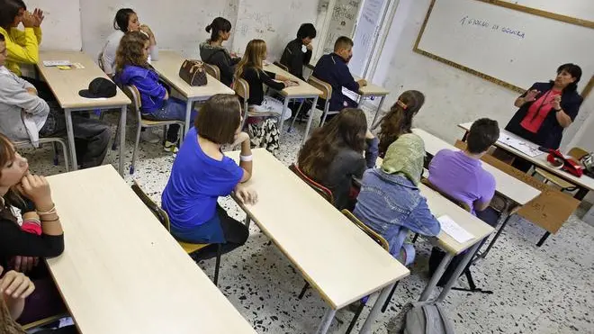 20090914 - ROMA - HUM - 8 MILIONI STUDENTI TORNANO A SCUOLA, CAMBIA 1/3 DEI PROF..Primo giorno di scuola all'Istituto di Stato della Cinematografia e Televisione, Roberto Rossellini, durante il primo giorno di lezione, oggi 14 settembre 2009. Oggi si torna in classe in quasi tutta Italia. Sono circa 8 milioni gli studenti che riprenderanno l'attivita'. A tutti il ministro dell'istruzione Mariastella Gelmini ha inviato un augurio. Un terzo degli studenti, secondo la rivista Tuttoscuola, avra' la sorpresa di avere nuovi professori. Sarebbero quasi 200 mila gli insegnanti che cambiano sede quest'anno; 70 mila per scelta, gli altri perche' precari... ANSA/ ALESSANDRO DI MEO / DBA