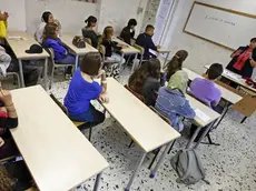 20090914 - ROMA - HUM - 8 MILIONI STUDENTI TORNANO A SCUOLA, CAMBIA 1/3 DEI PROF..Primo giorno di scuola all'Istituto di Stato della Cinematografia e Televisione, Roberto Rossellini, durante il primo giorno di lezione, oggi 14 settembre 2009. Oggi si torna in classe in quasi tutta Italia. Sono circa 8 milioni gli studenti che riprenderanno l'attivita'. A tutti il ministro dell'istruzione Mariastella Gelmini ha inviato un augurio. Un terzo degli studenti, secondo la rivista Tuttoscuola, avra' la sorpresa di avere nuovi professori. Sarebbero quasi 200 mila gli insegnanti che cambiano sede quest'anno; 70 mila per scelta, gli altri perche' precari... ANSA/ ALESSANDRO DI MEO / DBA