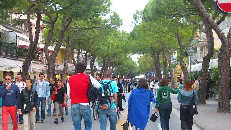 F.GAVAGNIN JESOLO ISOLA PEDONALE PIAZZA MAZZINI DOPO L'ARRIVO DELLA MINACCIA MALTEMPO TUTTI A CAMMINARE