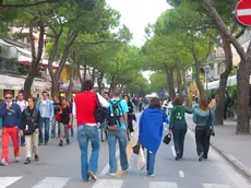 F.GAVAGNIN JESOLO ISOLA PEDONALE PIAZZA MAZZINI DOPO L'ARRIVO DELLA MINACCIA MALTEMPO TUTTI A CAMMINARE