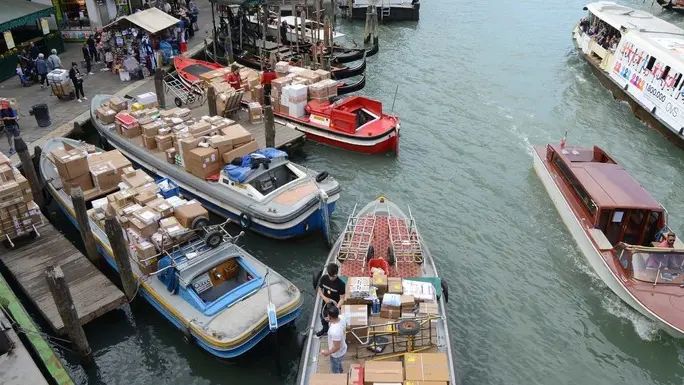 Interpress/M.Tagliapietra Venezia 17.04.2018.- Traffico in Canal Grande, Rialto. Taxi, barche da trasporto, vaporetti, etc.
