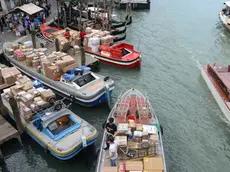 Interpress/M.Tagliapietra Venezia 17.04.2018.- Traffico in Canal Grande, Rialto. Taxi, barche da trasporto, vaporetti, etc.