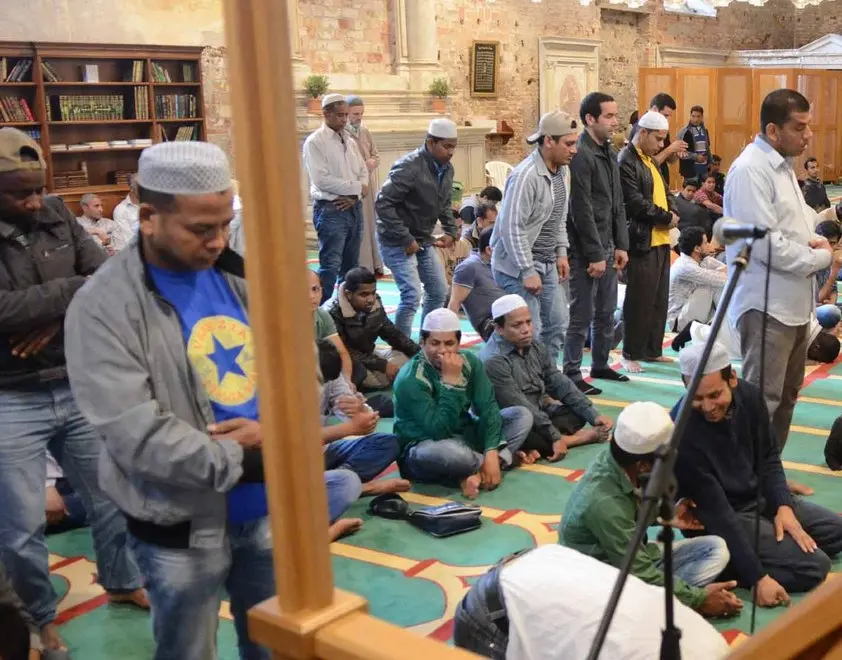 Fedeli musulmani ascoltano il sermone dell'imam islandese