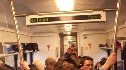 DISAGI PER I PENDOLARI DI PIOVE DI SACCO SUI TRENI SULLA LINEA ADRIA MESTRE IN FOTO I VAGONI STIPATI