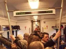 DISAGI PER I PENDOLARI DI PIOVE DI SACCO SUI TRENI SULLA LINEA ADRIA MESTRE IN FOTO I VAGONI STIPATI