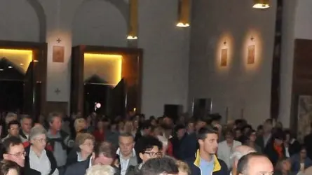© foto Gavagnin 2013 riproduzione vietata SAN MICHELE AL TAGLIAMENTO SILVIA GOBBATO AMICI E PARENTI FIACCOLATA PER ONORARNE LA MEMORIA..... CHIESA CON VESCOVO