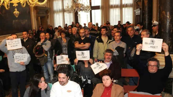 Interpress/Mazzega Pellicani Venezia, 13.01.2014.- Comune di Venezia, Consiglio Comunale, lavoratori del Comune di Venezia in agitazione per la drastica riduzione degli stipendi.-