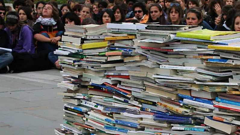 SCUOLA: A TRIESTE STUDENTI COSTRUISCONO 'SCUOLA DI LIBRI' _Una 'scuola di libri' e' stata costruita stamani da oltre 200 studenti delle scuole medie superiori di Trieste, nella piazza del popolare rione di San Giacomo, in segno di protesta contro la riforma Gelmini. ANSA /JI