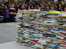 SCUOLA: A TRIESTE STUDENTI COSTRUISCONO 'SCUOLA DI LIBRI' _Una 'scuola di libri' e' stata costruita stamani da oltre 200 studenti delle scuole medie superiori di Trieste, nella piazza del popolare rione di San Giacomo, in segno di protesta contro la riforma Gelmini. ANSA /JI