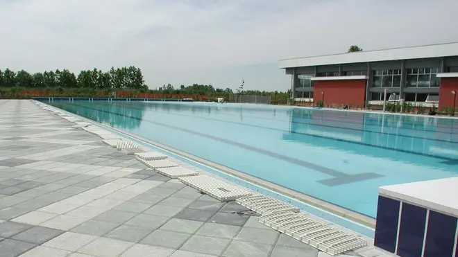 Dolo (Venezia): nuova piscina scoperta accanto agli impianti sportivi 12/5/2001 © Light Image studio Morsego