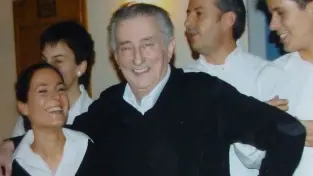 Gianni Lombardini 75 anni assieme al personale del ristorante