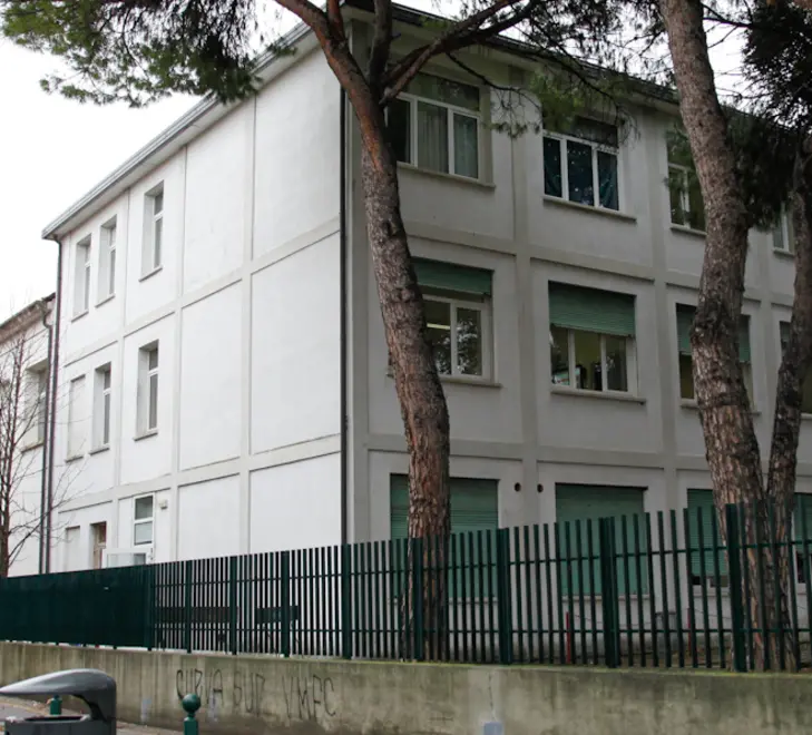 Agenzia Candussi, giornalista Scattolin. Scuola Media Giulio Cesare in via Capuccina 68 Mestre, la scuola di Mestre con il maggior numero di studenti stranieri.