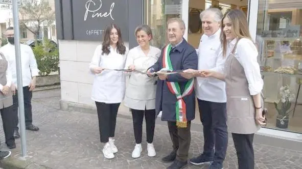 Il sindaco Valerio Zoggia all’inaugurazione della caffetteria Pinel al posto di una sala slot