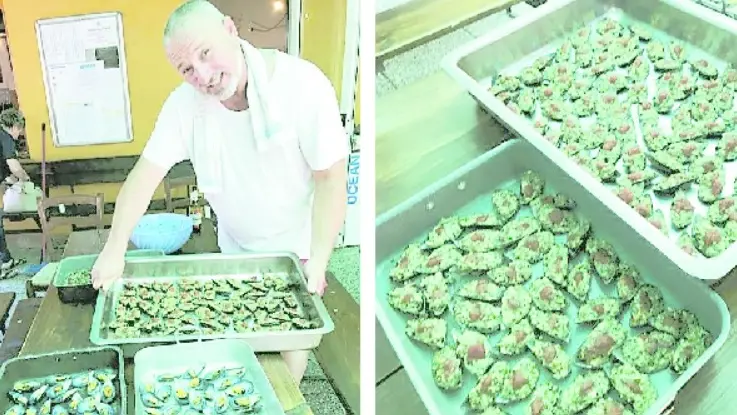 Il cuoco Alessandro Scarpa con le cozze