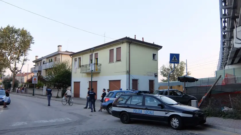 Polizia davanti alla casa di via Gazzera Alta