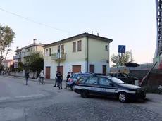 Polizia davanti alla casa di via Gazzera Alta