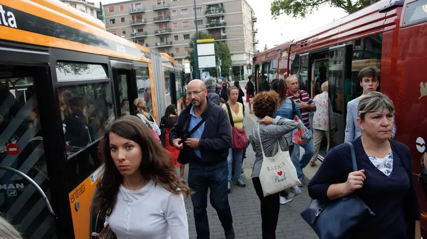 agenzia candussi. giornalista; artico. descrizione: primo giorno di attivazione del serivizio tram fino a Venezia Piazzale Roma. nella foto piazzale Cialdini Mestre