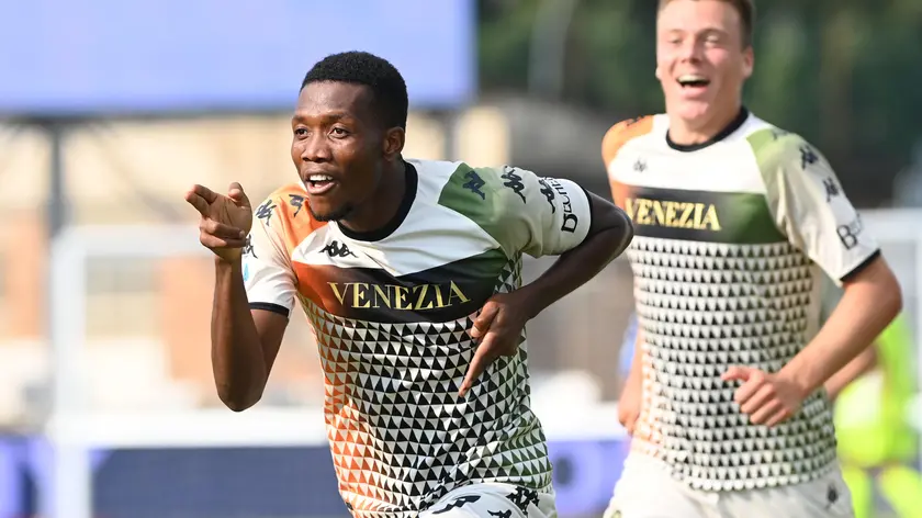 Venezia's Foward David Okereke (L) celebrates after scoring during the Italian serie A soccer match between Empoli FC vs Venezia FC at Carlo Castellani Stadium in Empoli, Italy, 11 September 2021ANSA/CLAUDIO GIOVANNINI