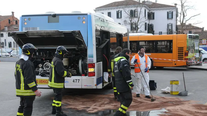 Interpress/Mazzega Mion Venezia, 06.03.2014.- La rottura di una cinghia motore, fa esplodere radiatore posizionato al lato della porta posteriore di un Bus ACTV ustionando due passeggeri al momento dello sbarco in Piazzale Roma.-