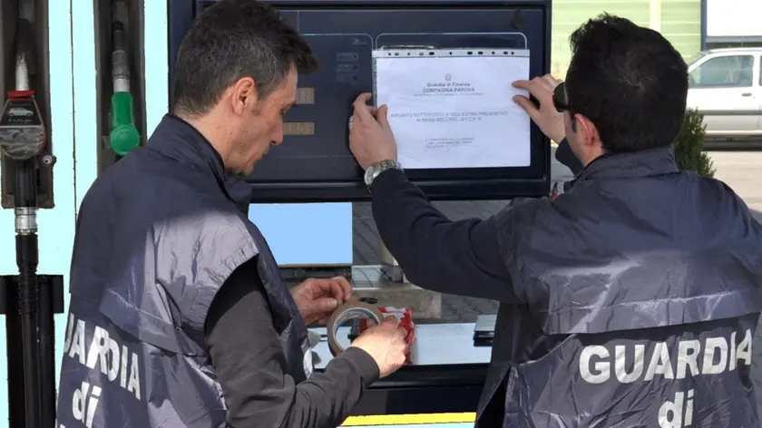 FERRO - GDF TRUFFE POMPE DI BENZINA - IMMAGINE GDF