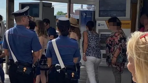 I pontili dei vaporetti e le fermate degli autobus sono i punti prediletti dai borseggiatori