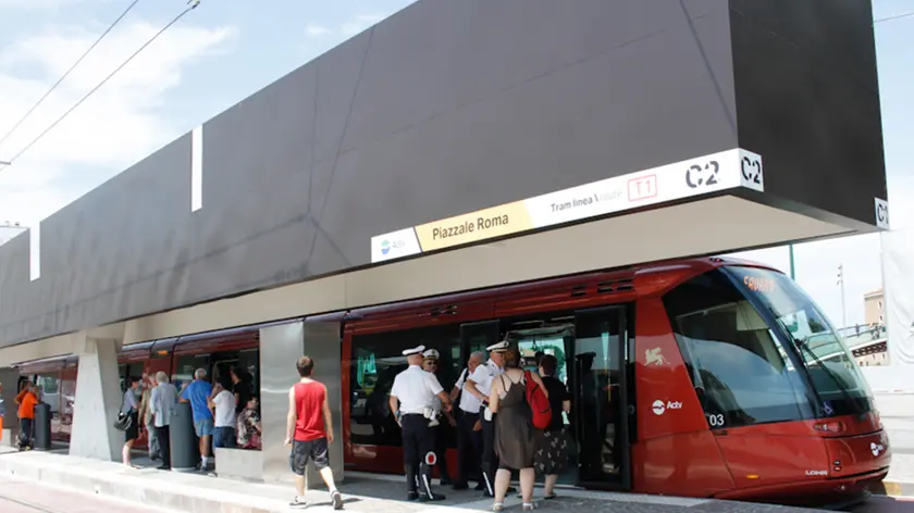 Agenzia Candussi. giornalista: Artico. Descrizione: Luigi Brugnaro al primo test del tram da Mestre a Venezia Piazzale Roma.