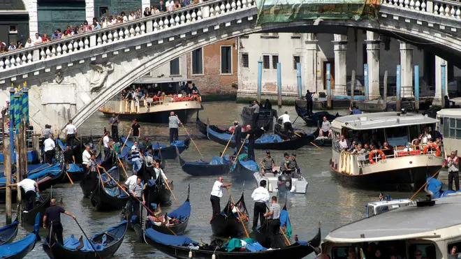 Un'immagine di archivio dei gondolieri lungo il Canal Grande. 'Baruffe' a Venezia per la scelta dei gondolieri del Papa, cui spetterà l'onore di portare sulla tradizionale barca nera il Pontefice durante la sua visita nella Serenissima, l'8 maggio 2011. Andrea MEROLA/ ANSA