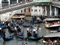 Un'immagine di archivio dei gondolieri lungo il Canal Grande. 'Baruffe' a Venezia per la scelta dei gondolieri del Papa, cui spetterà l'onore di portare sulla tradizionale barca nera il Pontefice durante la sua visita nella Serenissima, l'8 maggio 2011. Andrea MEROLA/ ANSA